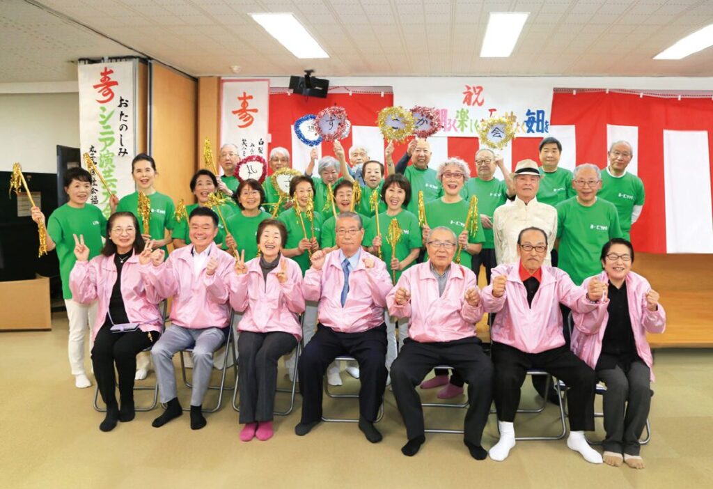 1_丸子地区社協_集合写真_シニア演芸大会_2025.11.1_©後藤京子